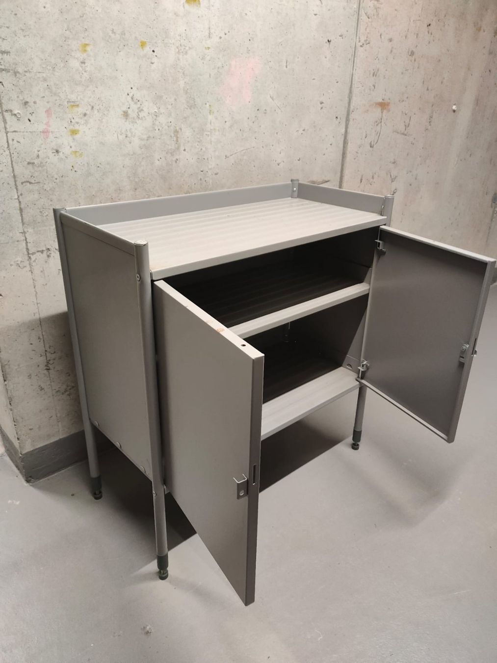 Ikea Schränke: Schrank Metall grau mit Türen und Regalen – Gebraucht aus Olten von Bosko2k
