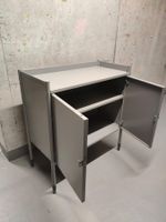 Schrank Metall grau mit Türen und Regalen