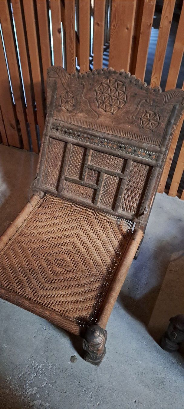 Poltrone: Indisches Sessel antik, mit geschnitzter Lehne – Usato da Zürich venduto da Michel1896 1