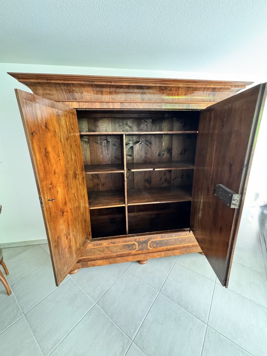 Armadi: Barock-Nussbaum Schrank- Top! – Usato da Schlieren venduto da Eldi84