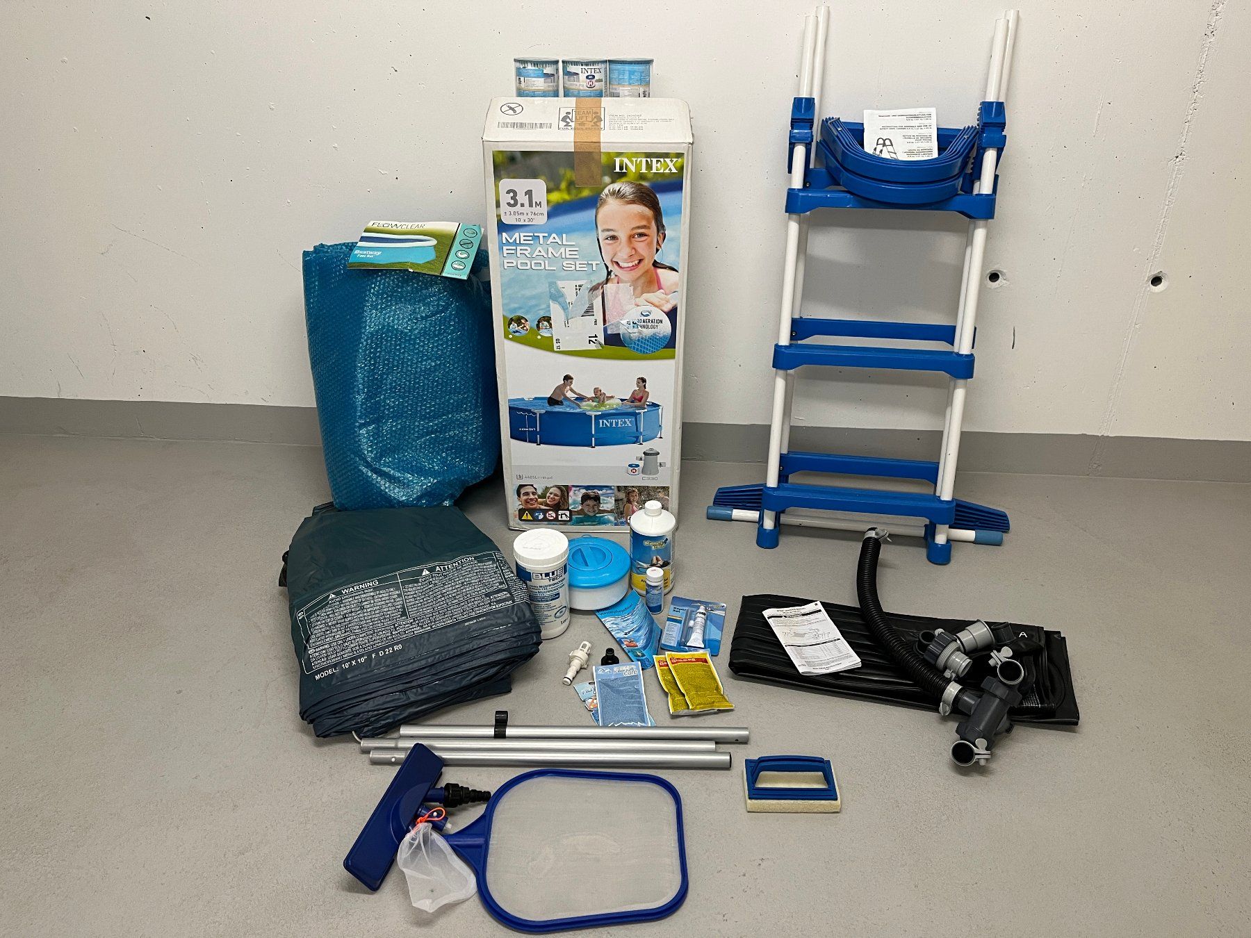 Intex Kinderplanschbecken: ganze Poolausrüstung Intex  305x76 – Neu (gemäss Beschreibung) aus Würenlos von