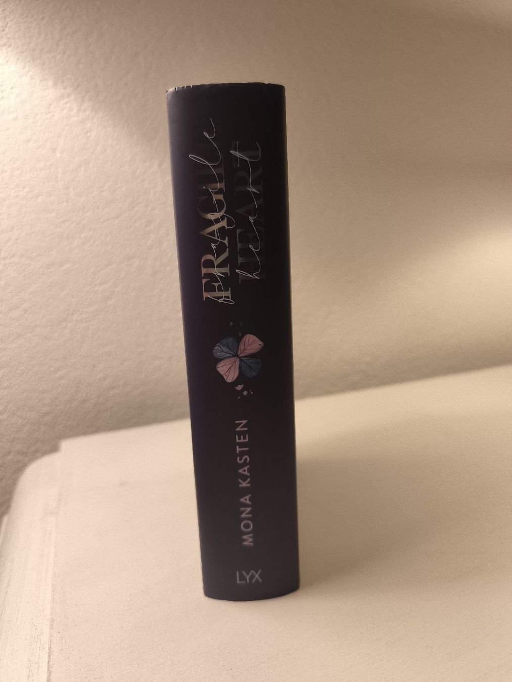 Libri: Mona Kasten - Fragile Heart – Nuovo (secondo la descrizione) da Regensdorf venduto da ric_8rrd 3
