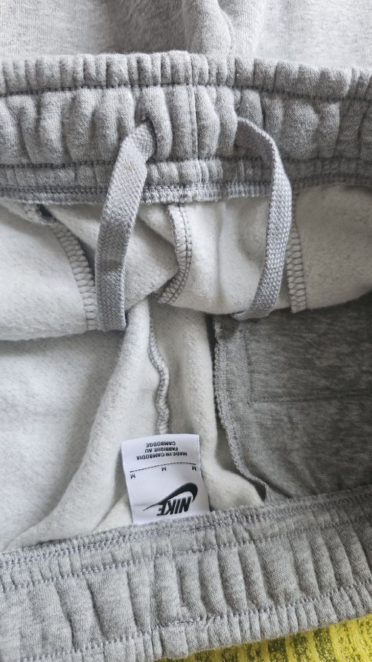 Nike Pantaloni: Nike Trainingshose Grau Grösse M gebraucht – Usato da Kriens venduto da fat_6ghn 2