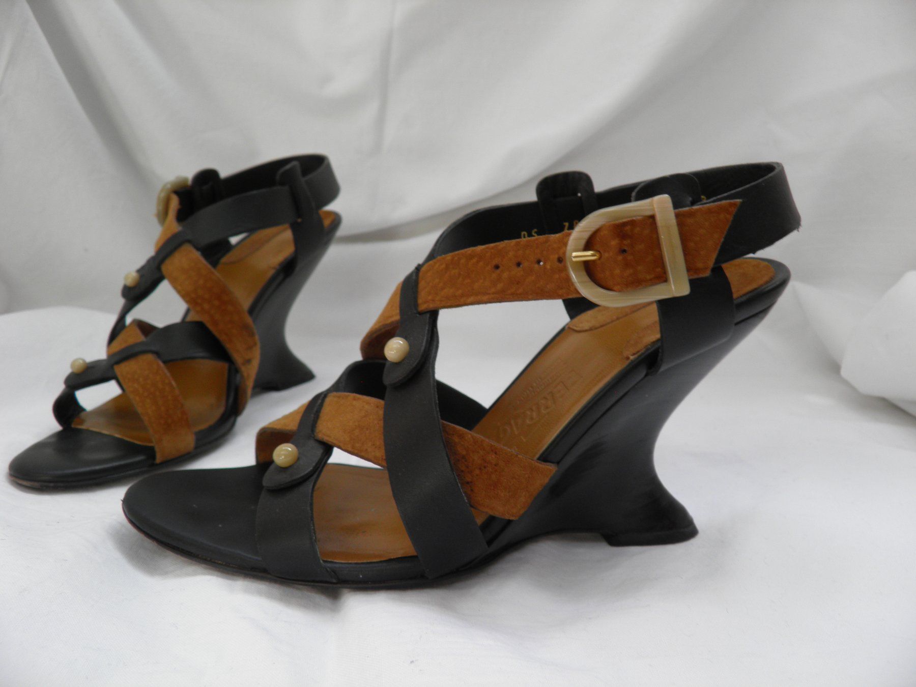 Salvatore Ferragamo Damenschuhe: Sandalen FERRAGAMO, Gr. 38, schwarz-hellbraun – Gebraucht aus Rüti ZH von corvus-corvus