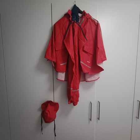 Neuwertiges Regen Set, Matschhose, PonchoJacke, Hut, Gr. 128