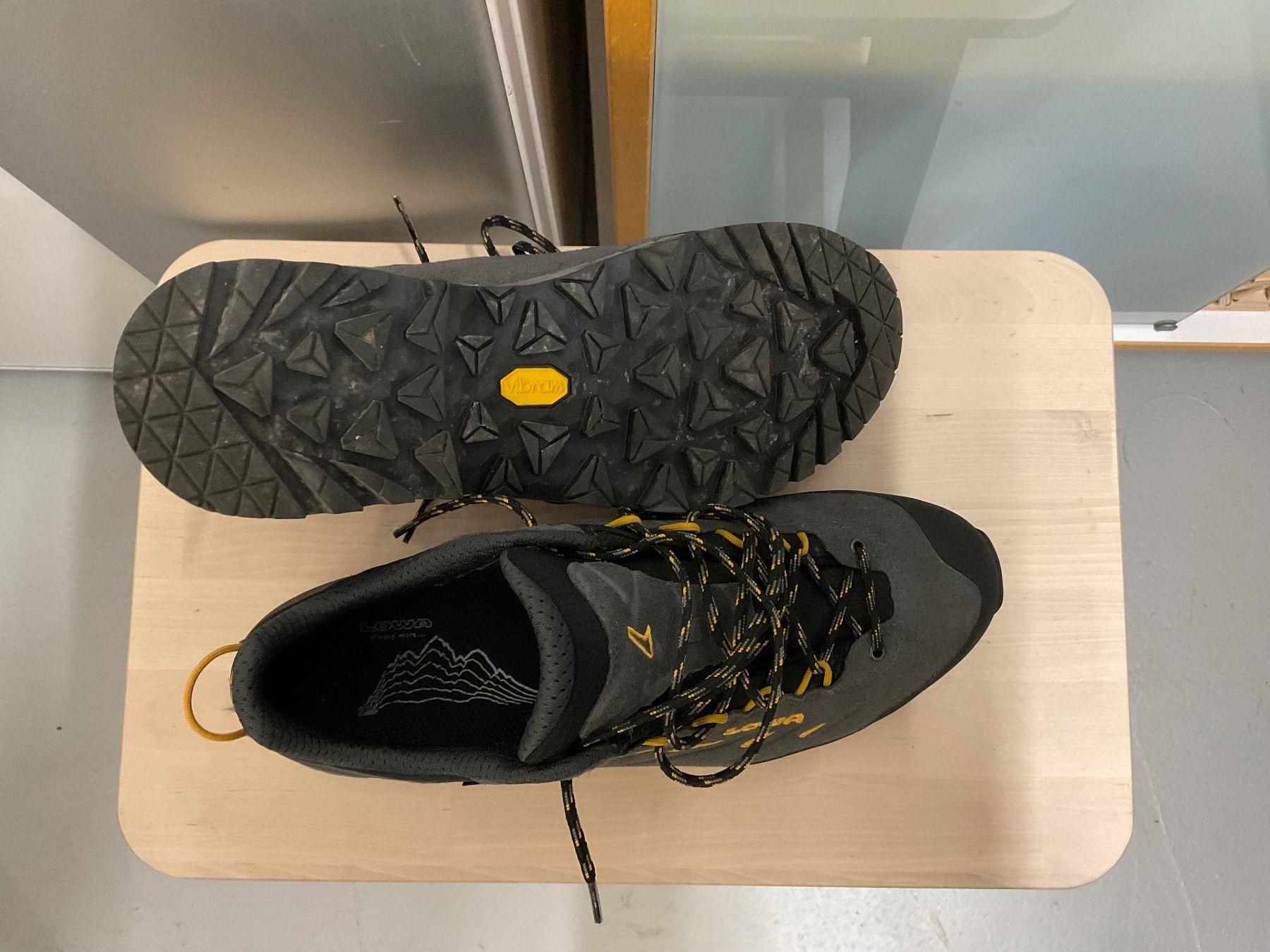 Lowa Scarpe da uomo: Lowa Wanderschuhe mit Gore-Tex – Usato da Egolzwil venduto da CasperJanssen 2