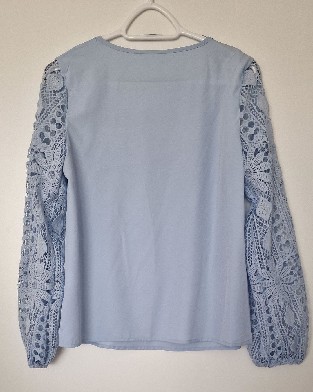 Blusen: Sommer-Bluse in Hellblau mit Spitze, Grösse M, neuwertig – Gebraucht aus Werdenberg von Siril1 1