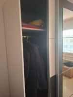 Grosser Kleiderschrank mit Spiegeltüren, ideal für Winter 🧥