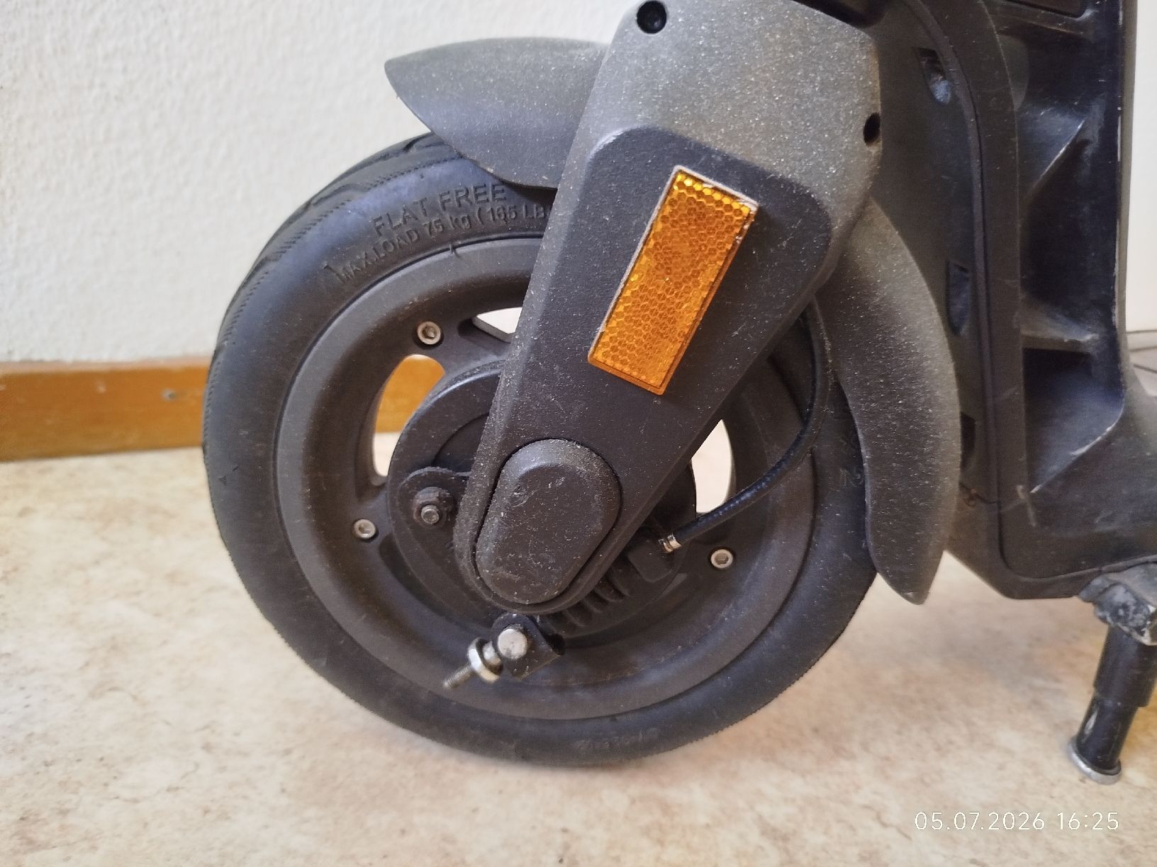 Scooter: Electric Scooter VMAX VX1 with Charger – Usato da Zürich venduto da etronicspy 5