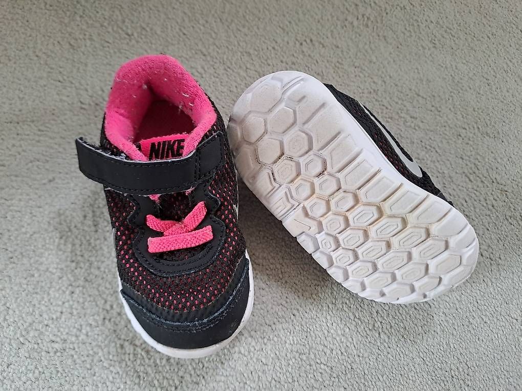 Scarpe per ragazze: Schuhe Nike grösse 21 & 22 – Usato da Neftenbach venduto da Ctruempi 1