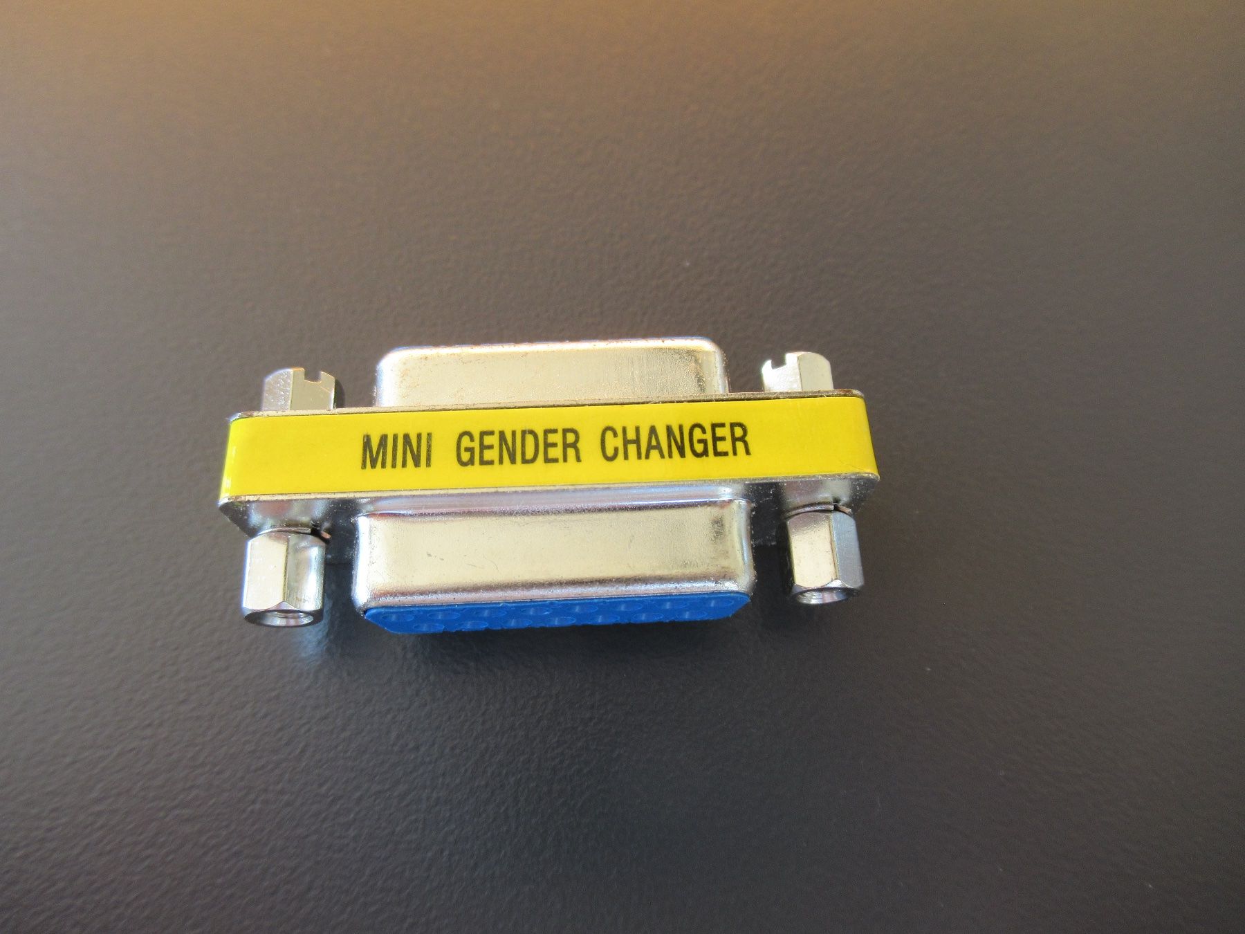 Lecteurs & Adaptateurs: Adapter Gender Changer 2x 15pol. D-Sub Buchse – Neuf avec emballage d'origine à Obergösgen par cairn 1