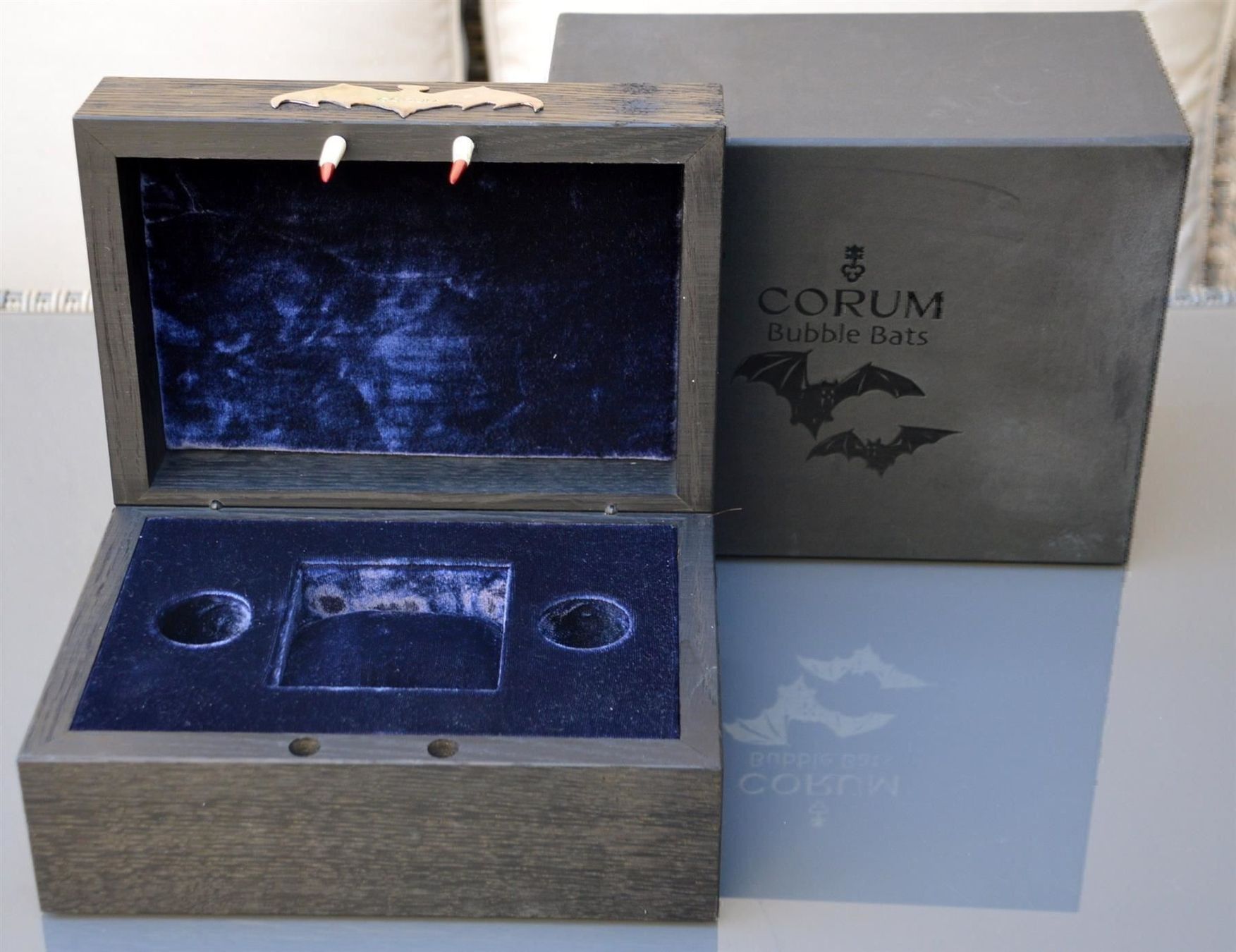 Corum Uhrenboxen: Uhrenbox / Boîte de montre Corum Bubble Bats Batman – Gebraucht aus Collonges von Auganien 3