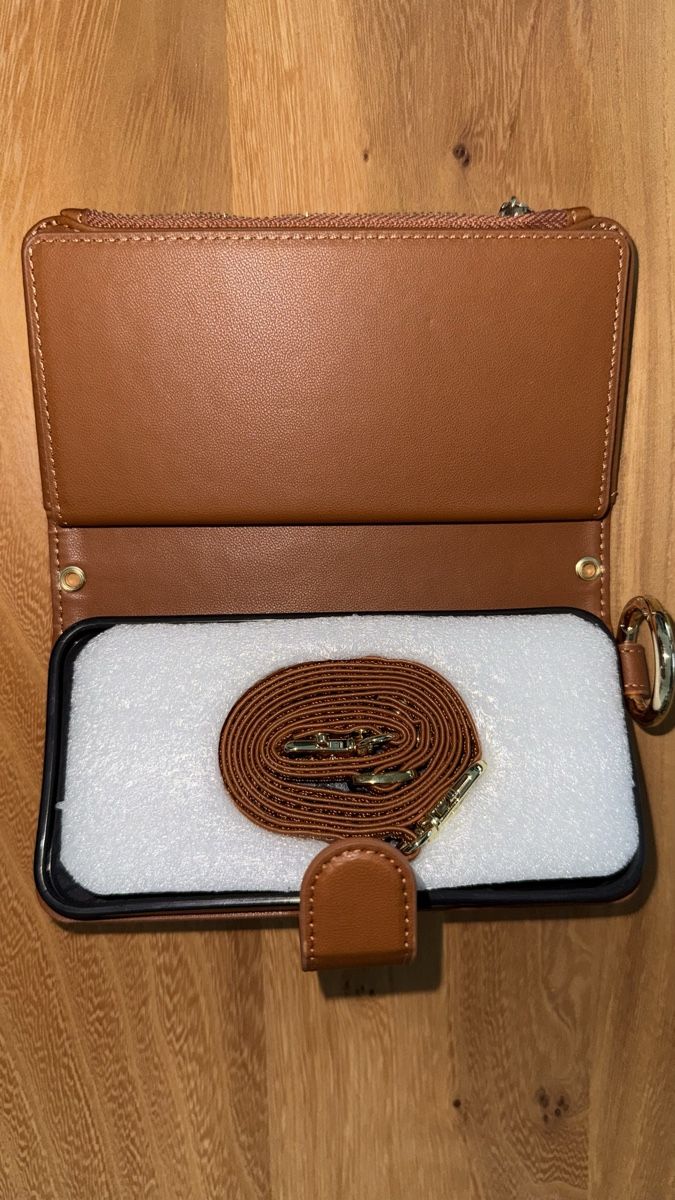 Cover & Protezioni schermo: Kunstleder Handyhülle IPhone 13Pro – Nuovo e nell'imballaggio originale da Wiesendangen venduto da Auri_0 2