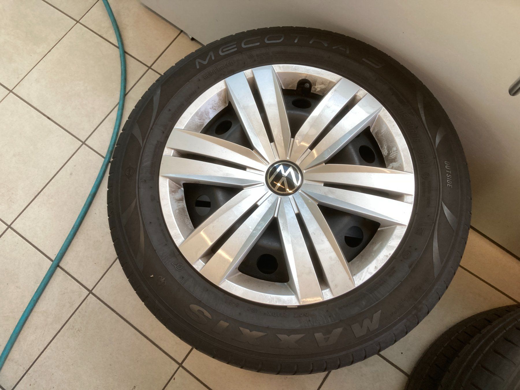 Volkswagen Pneumatici & Ruote complete: VW Caddy Sommerräder 205/60R16 – Usato da Cham venduto da WB2223 3