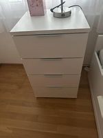 Weisse Kommode mit 4 Schubladen