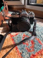 Analog Minolta XD7 Kamera mit Objektiven und Blitz