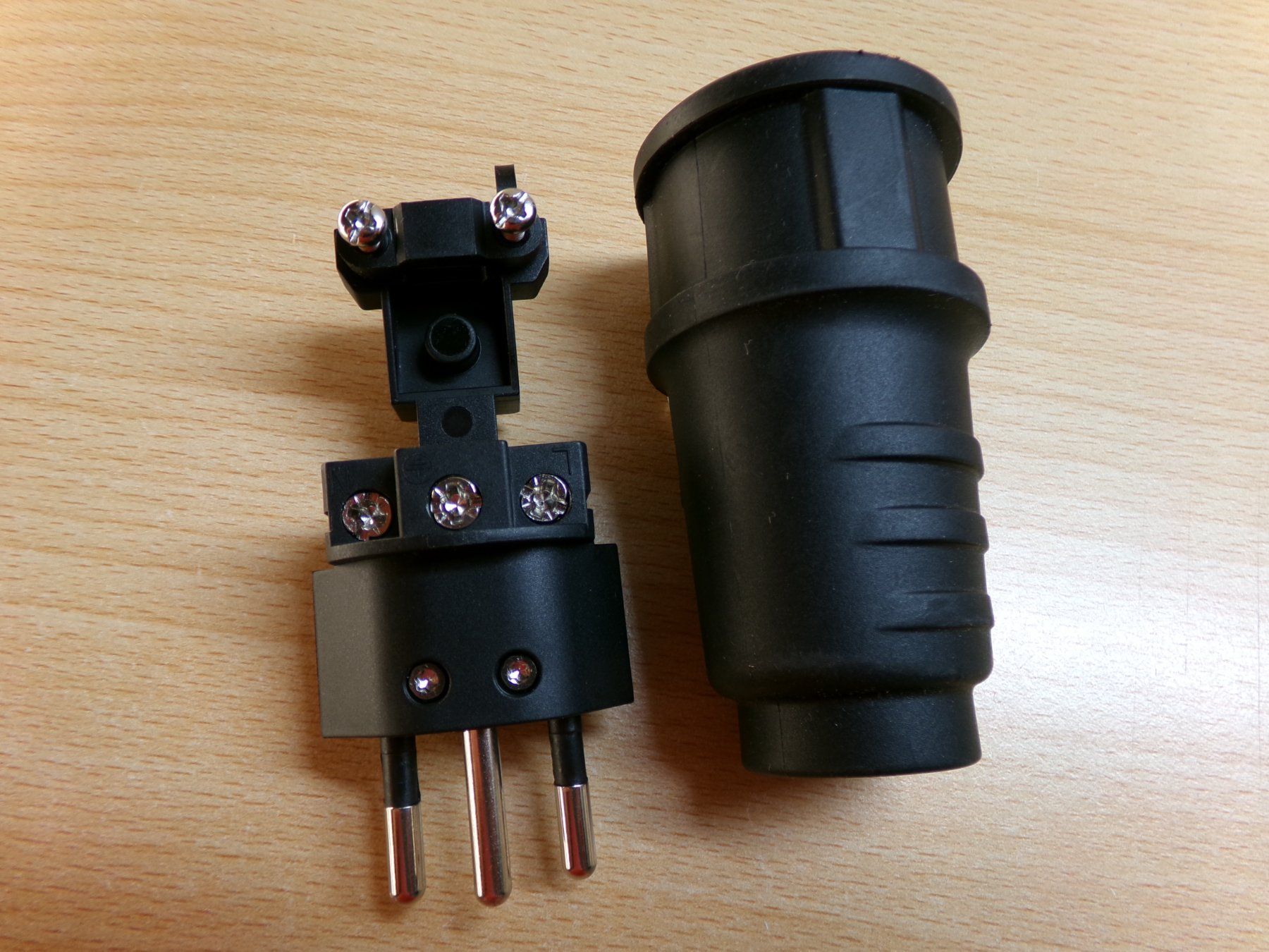 Spine: Stecker Typ13 schwarz IP20 – Nuovo (secondo la descrizione) da Hombrechtikon venduto da HaGeKa50 1