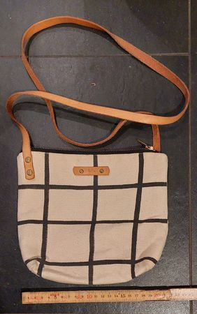 Umhängetasche, klein, praktisch, casual. Made in Winterthur.