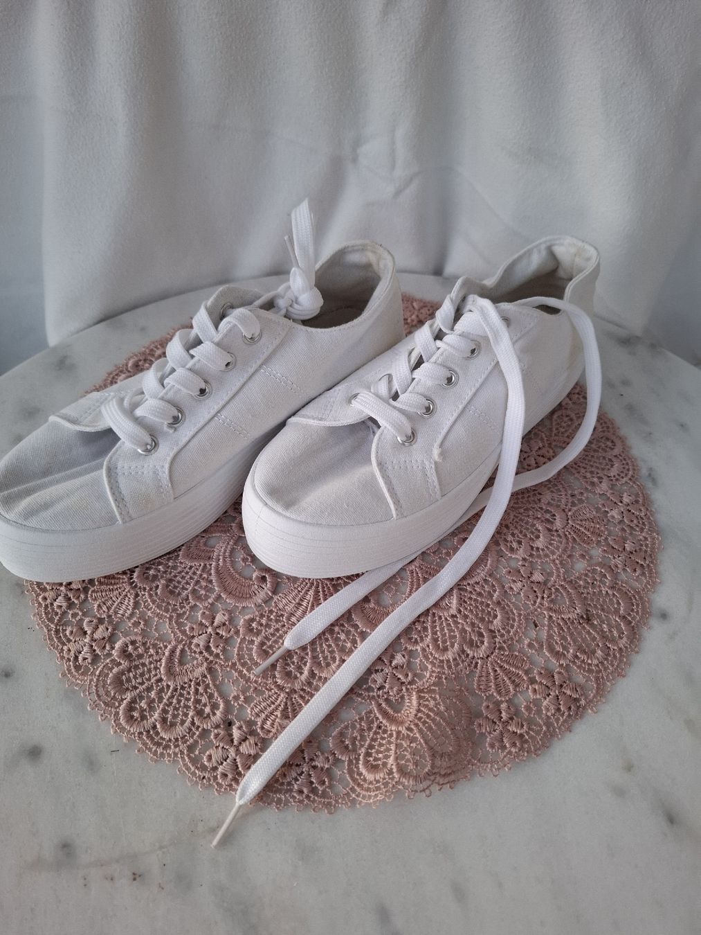 Scarpe da donna: Weisse Sneaker mit Plateau, Gr. 37 – Usato da Zuchwil venduto da bvj_5t82