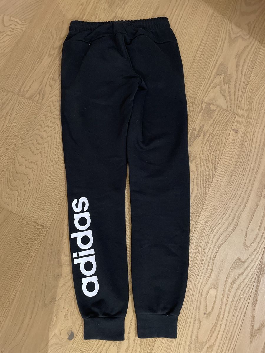 Adidas Pantaloni: Schwarze Adidas Trainerhose, Grösse XS – Nuovo (secondo la descrizione) da Gümligen venduto da ani_c7v6 2