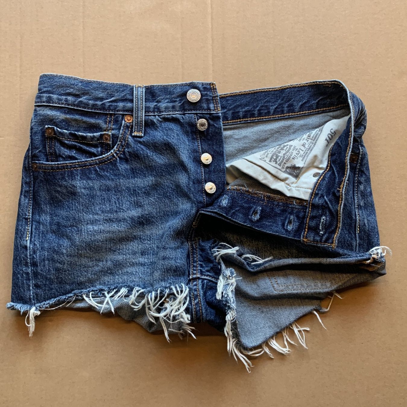 Levi's Jeans: Levi's 501 Blaue Jeansshorts – Usato da Chalais venduto da Decoarts.art 2