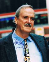 John Cleese 1939- Autogramm signiert Foto 20x25cm
