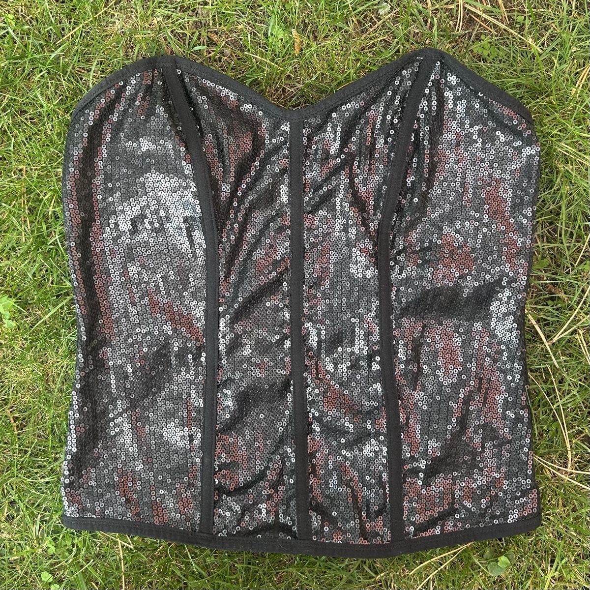 H&M Top: H&M Y2K shiny corset – Usato da brent venduto da fukusapes