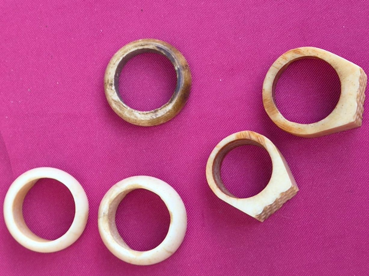 Altri gioielli: Lot 5 Ringe aus Büffelknochen oder Mammut – Nuovo (secondo la descrizione) da Münchenbuchsee venduto da babilibern 1