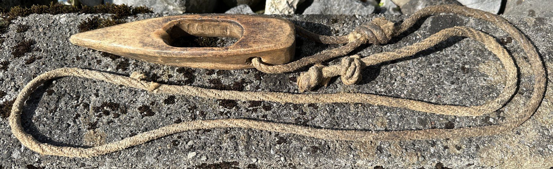 Articoli in legno: Holzkeil mit Hanfseil, Vintage – Usato da Hergiswil NW venduto da hpb_9bvx 1