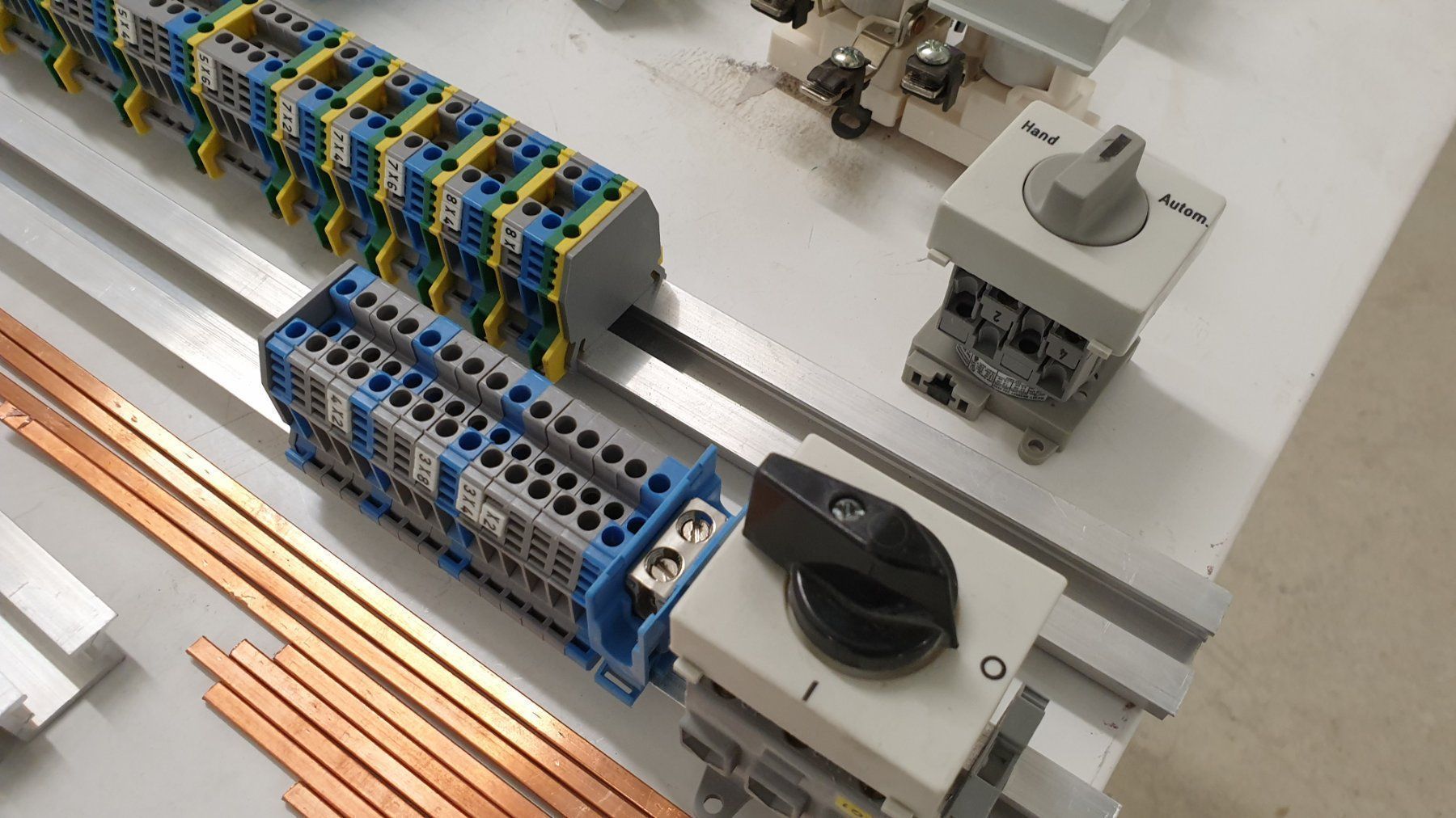 Interruttori: Grosser Posten Elektromaterial HAGER – Usato da Hinteregg venduto da Amerizium 4