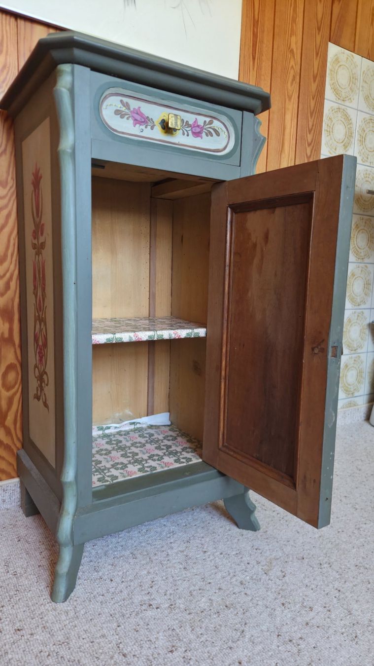 Armadi: Nachttisch bemalt mit Blumenmotiv – Usato da Zug venduto da Pat050 4