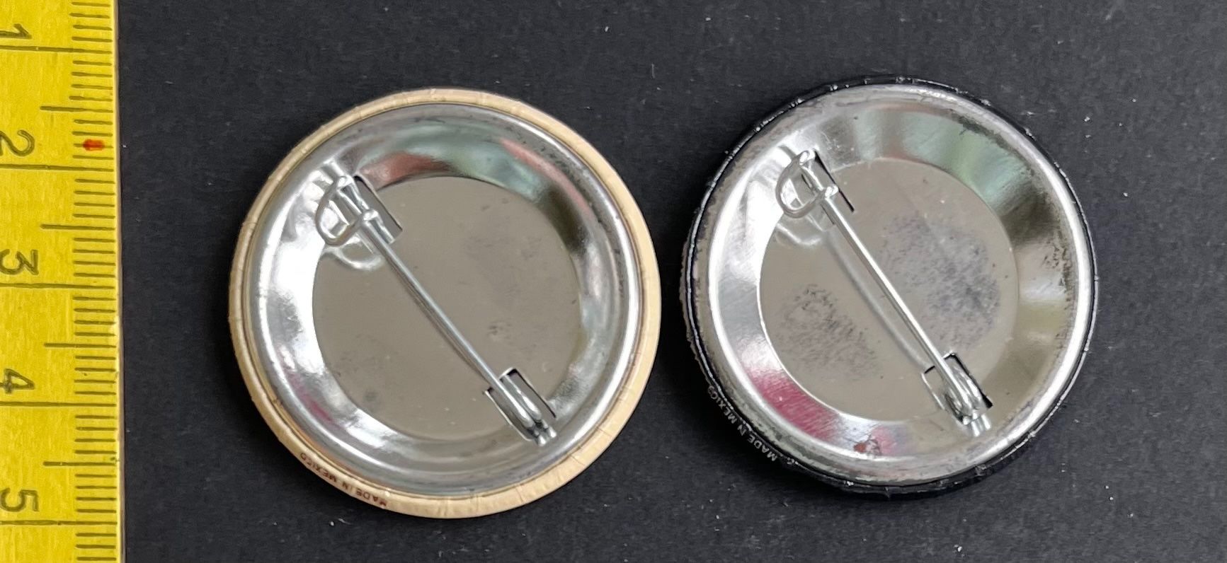 Hard Rock Cafe Placchette & Badge: Hard Rock Cafe / 2 Buttons, Anstecker – Usato da Wabern venduto da DaxKarten-75 1