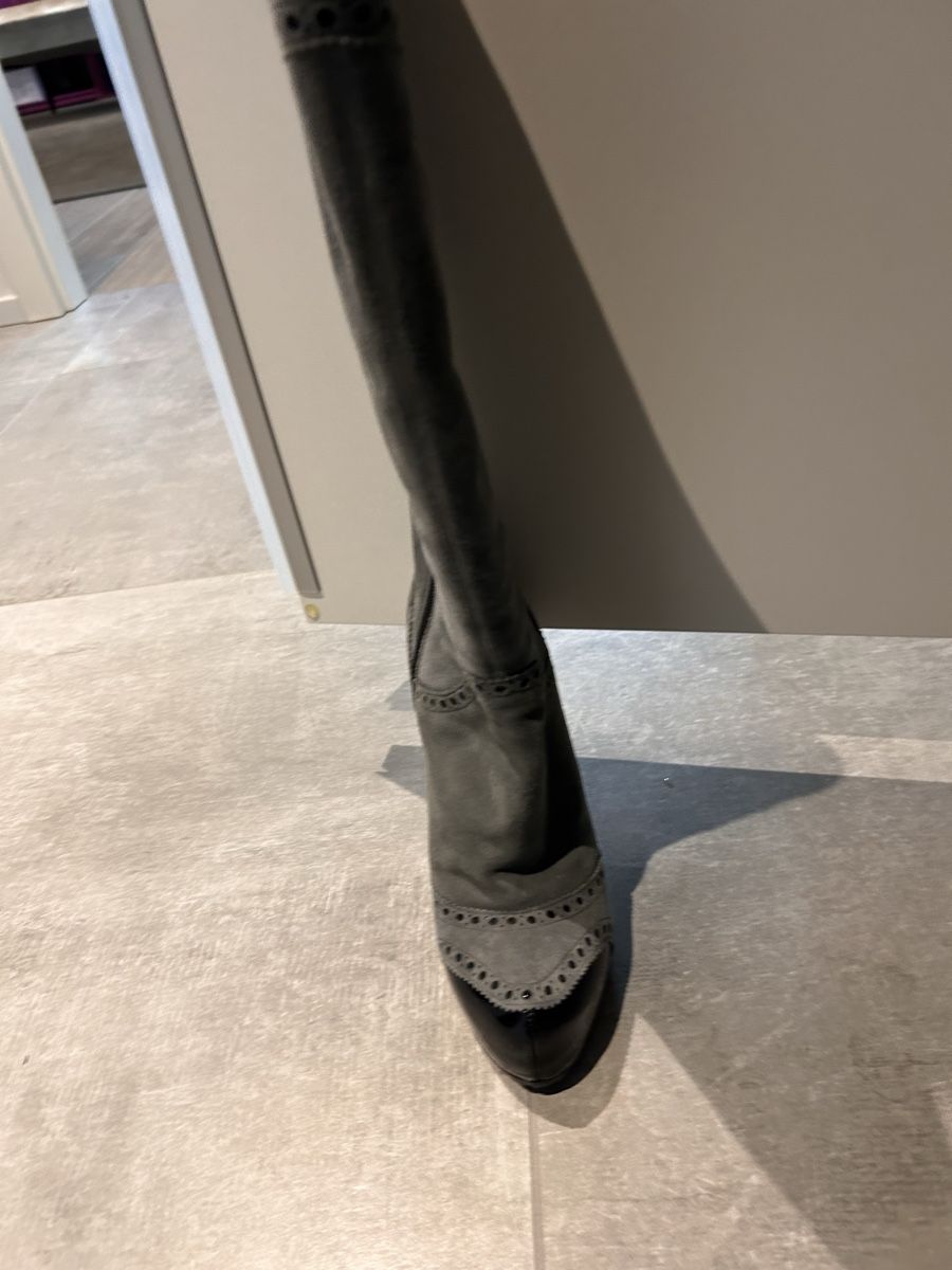 Scarpe da donna: Stylish Grey Suede Luciano Boots - Size 37 – Nuovo (secondo la descrizione) da Veyrier venduto da aliyag 1