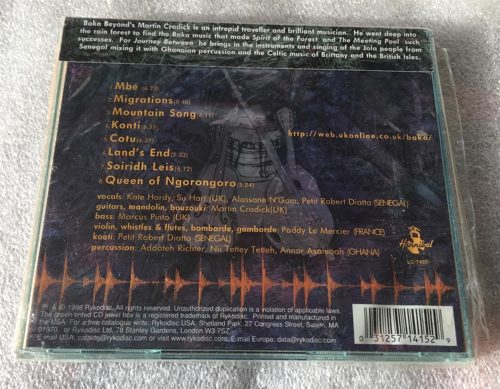 CD: Baka Beyond "Journey Between" Ethno Fusion Orig 1998 New CD – Nuovo e nell'imballaggio originale da Genève venduto da Cockattoo 1