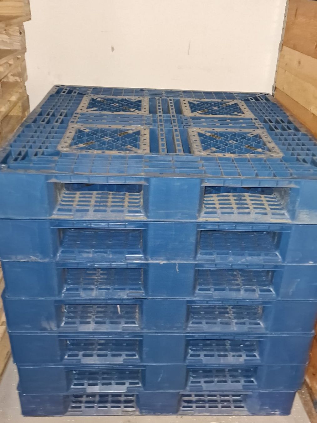 Pallets: Kunststoff Palette 109x107x15cm – Usato da Bilten venduto da ELYSATOR 1