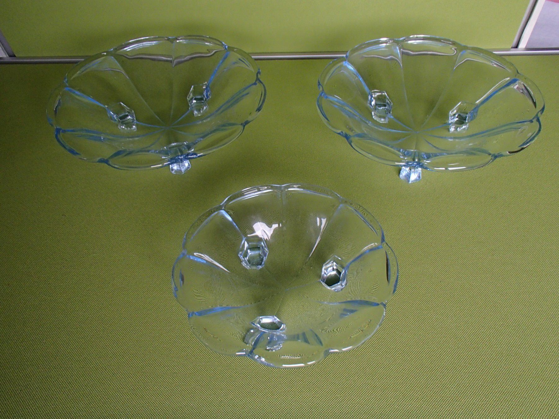 Ciotole: 3 hellblaue Glasschalen auf Füsschen – Usato da Schöfflisdorf venduto da pullux