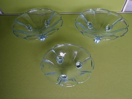 3 hellblaue Glasschalen auf Füsschen