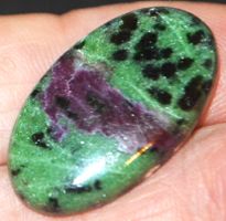Cabochon L-9059 – Rubin Zoisit oval ca. 29x16mm