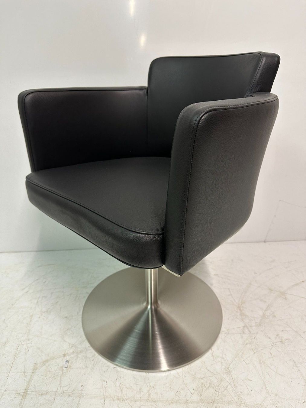 Cassina Sessel: CASSINA Drehstuhl Designklassiker schwarzer Sessel – Gebraucht aus Luzern von Lager6640 4