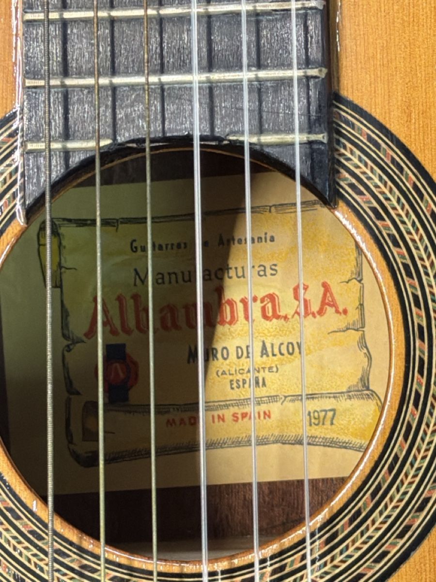 Alhambra Strumenti musicali: Chitarra classica Alhambra 1977 con custodia – Usato da basel venduto da Swiss._.1978 1