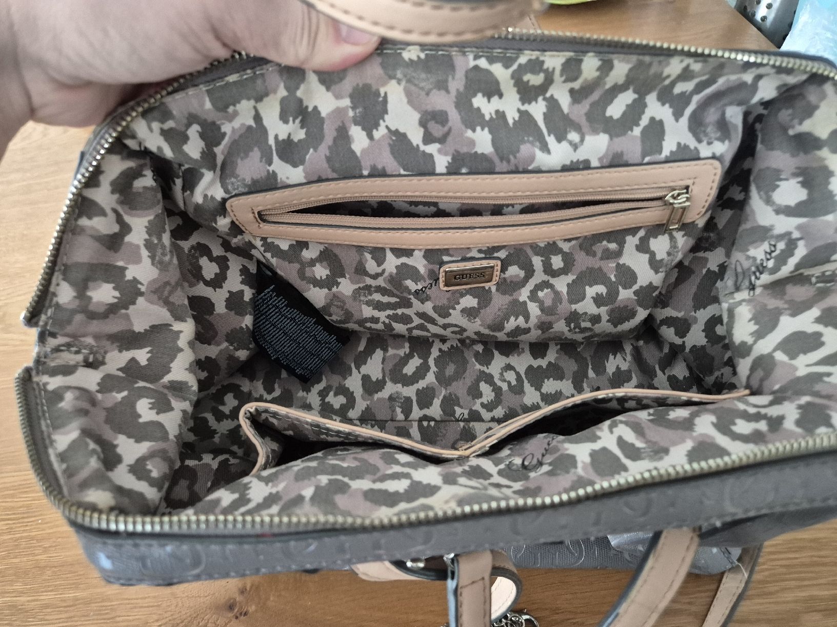Guess Borse da donna: Guess Handtasche mit Gebrauchsspuren – Usato da Tuggen venduto da Santasbag 1