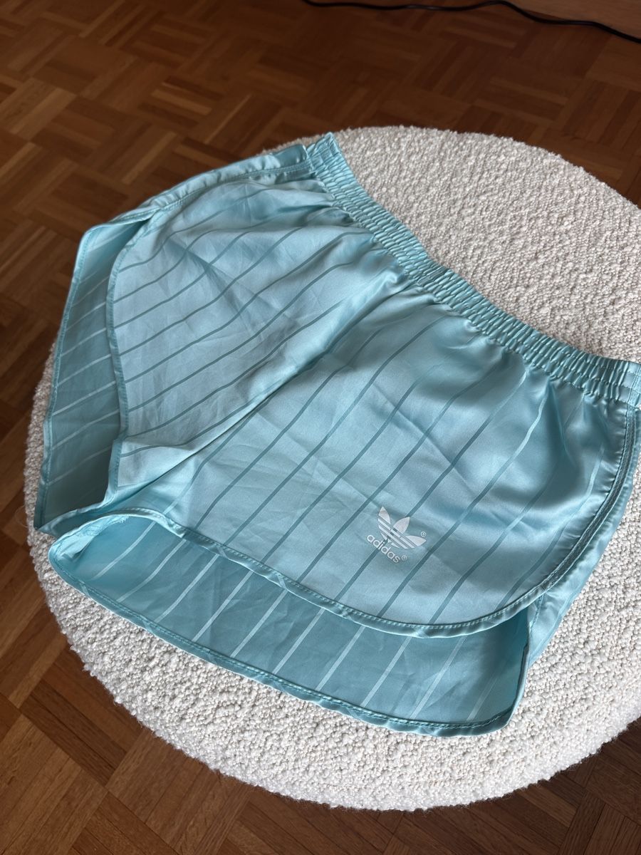 Adidas Pantaloni: Vintage Adidas Runner-Shorts hellblau – Usato da Baden venduto da Marytumby 2