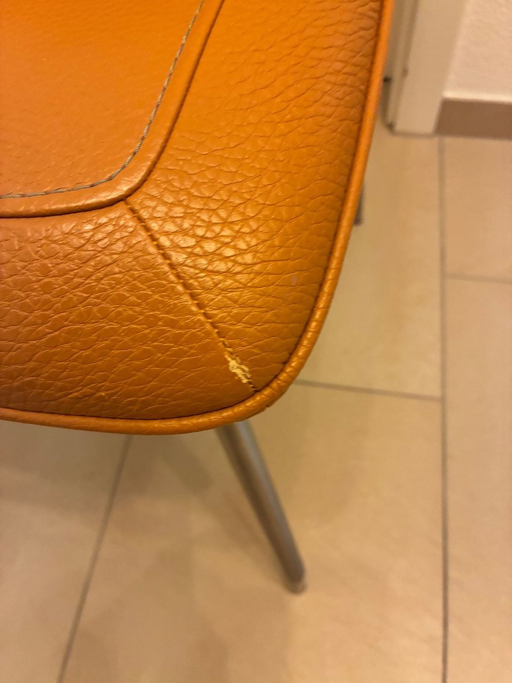 Chaises: Stuhl senfgelb, Kunstleder – D'occasion à Frick par sandra037 9