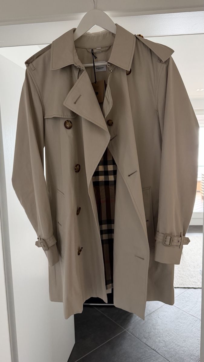 Burberry Cappotti: Klassischer Burberry Trenchcoat – Nuovo (secondo la descrizione) da Bäch SZ venduto da Raybe88 2
