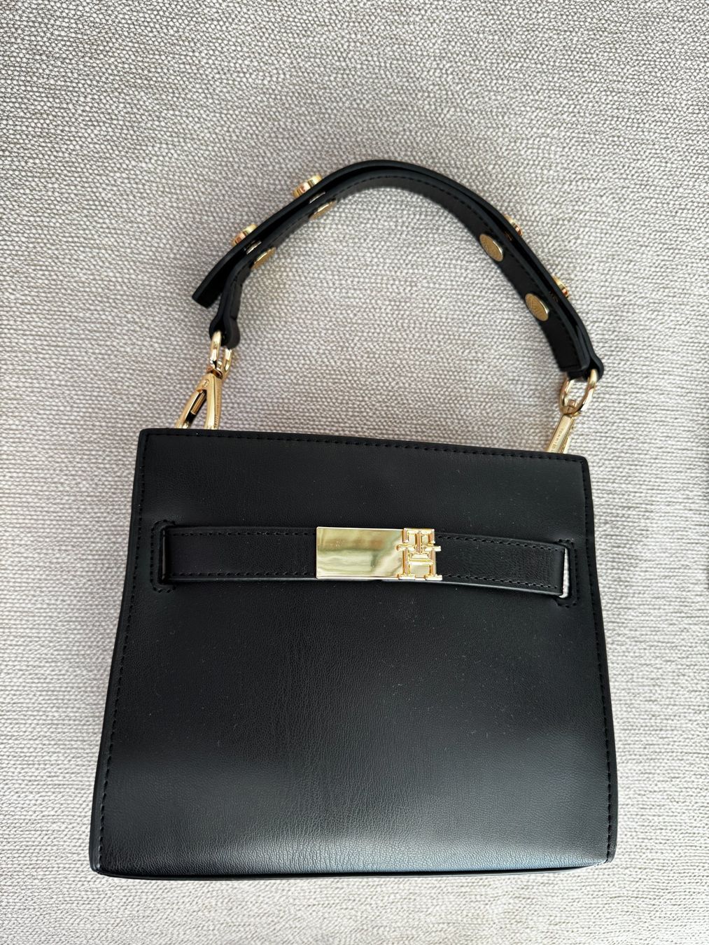 Tommy Hilfiger Taschen für Damen: Tommy Hilfiger Handtasche schwarz-gold – Neu (gemäss Beschreibung) aus Muttenz von einfach-schoen 1