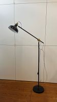 Grande lampe de sol design industriel noire et dorée atelier