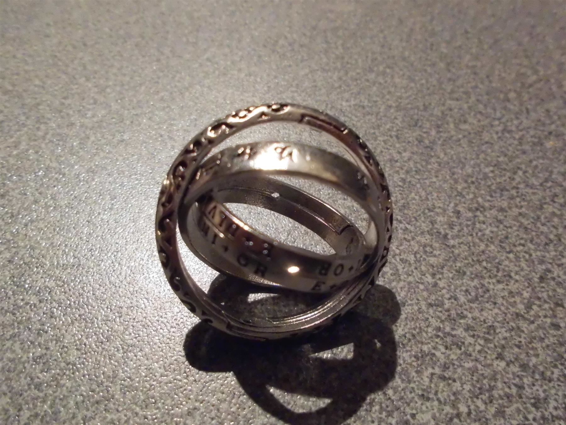 Bagues: Ring silberfarbig, schwarz Muster Gr. 8 – Neuf avec emballage d'origine à Zürich par abraxas1291 1