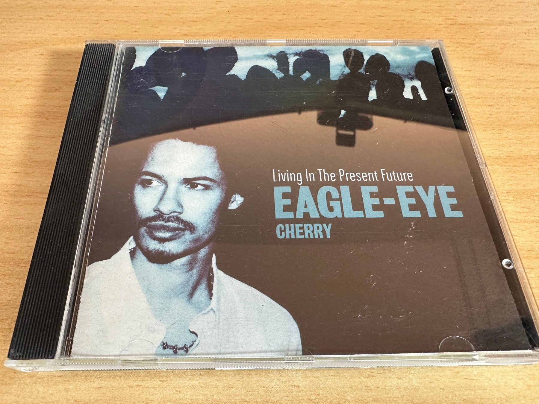 CD: Eagle-Eye Cherry – Living In The Present Future – Usato da Rikon im Tösstal venduto da Alpenmutz