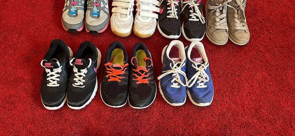 Scarpe per ragazze: Schuhe Grösse 35 und 36 – Usato da Kastanienbaum venduto da pet_57dn 2