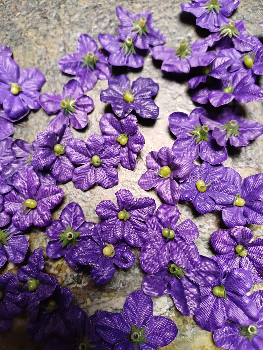 Tutte le decorazioni: 50 Stoffblumenköpfe, Veilchen – Nuovo (secondo la descrizione) da Gächliwil venduto da lesidees